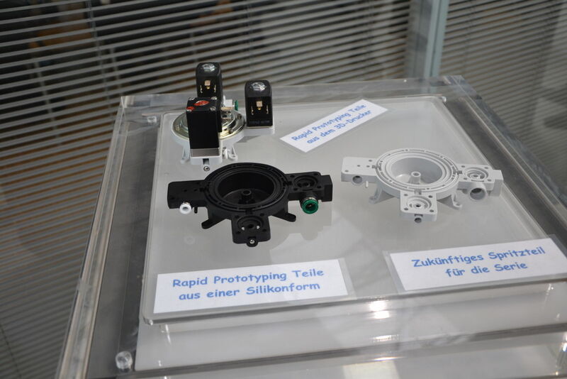 Rapid prototyping helps to quickly have a test sample for further development and customisation. Here: From pürinted prototype via silicon-cast prototype to the finished die-cast product. (Picture: PROCESS)