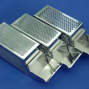 Silo-Greifbehälter verfügen über ein oberes Verschlussblech und eine sich nach vorne öffnende Greifzunge. Diese Behälter nehmen in der Regel einen größeren Teilevorrat auf und eignen sich bestens für moderne Materialfluss-Konzepte.