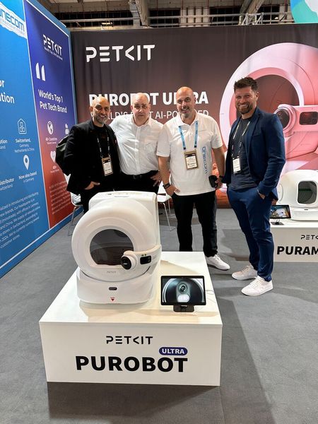 Alte Bekanntschaften, wie (v. l.) Imad Kurdi (Kosatec), Kai Frieben (Western Digital) und Andreas Bajohr (BAB) wollen auch so ein intelligentes Katzenklo von GP Furioso (Minotrade) erwerben. (Bild: Vogel IT- Medien )