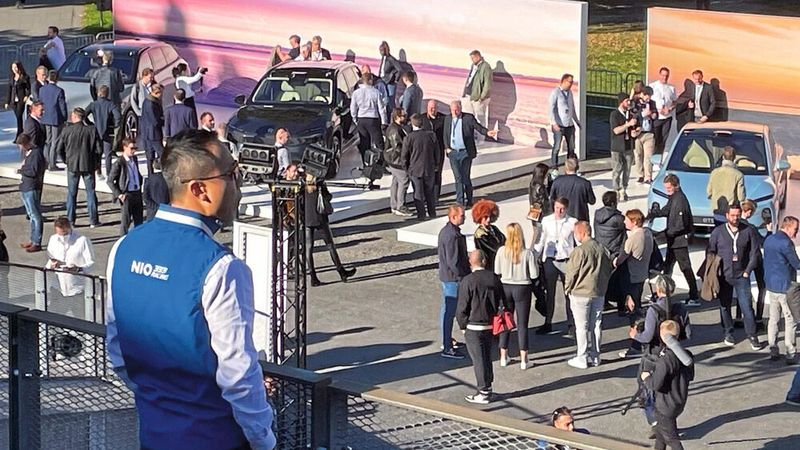 Mitarbeiter und Partner von Nio sowie Journalisten aus Deutschland, den Niederlanden, Dänemark und Schweden hatten sich eingefunden. In diesen Ländern startet Nio jetzt oder in absehbarer Zeit den Vertrieb. (Bild: Grimm – »kfz-betrieb«)