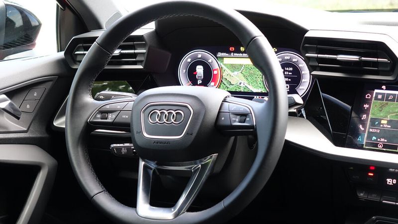 Auch der Tacho ist mittlerweile voll digital.  (Bild: Schreiner/»kfz-betrieb«)