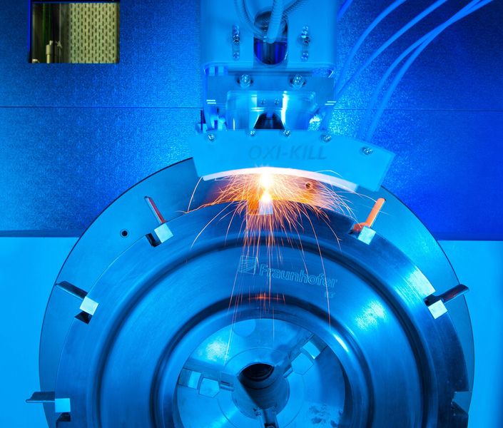Systeme zum Laserstrahl-Auftragsschweißen – im Bild die Produktion von Testschaufeln auf einem Blisk-Demonstrator – lassen sich gut mit Werkzeugmaschinen kombinieren. (Bild: Fraunhofer ILT/Lannert)