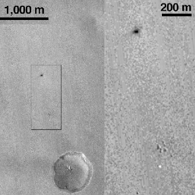 Aufnahme von NASA's Mars-Orbiter vom 20. Oktober 2016, kurz nach der planmäßigen Landung Schiaparellis. An der Landestelle ist nun ein deutlicher Krater zu erkennen, der auf einen Absturz und die Zerstörung des Moduls schließen lässt. (NASA)