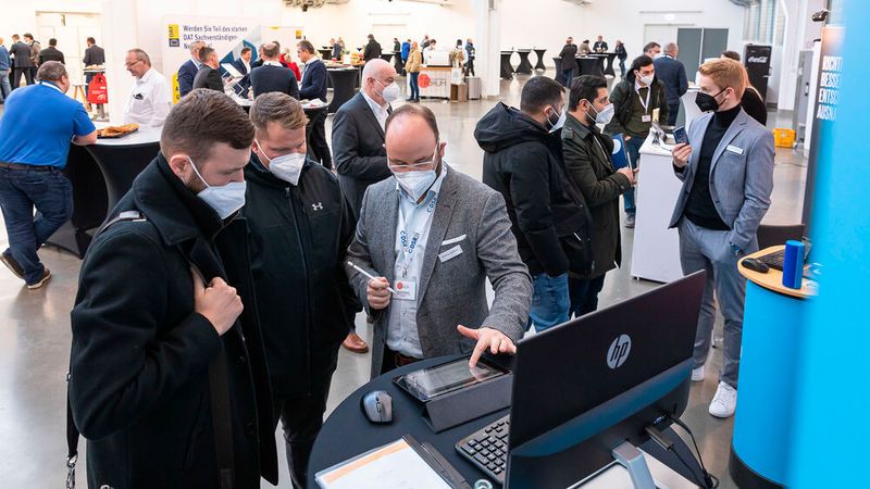 Die Sachverständigen nutzten die Pausen, um sich zu informieren. (Bild: Stefan Bausewein)