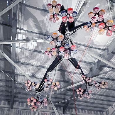 Für die großformatige Installation von Conrad Shawcross lieferte Rodriguez insgesamt 44 maßgeschneiderte Drehverbindungen in unterschiedlichen Größen. (Bild: R.A. Rodriguez UK (Ltd.))