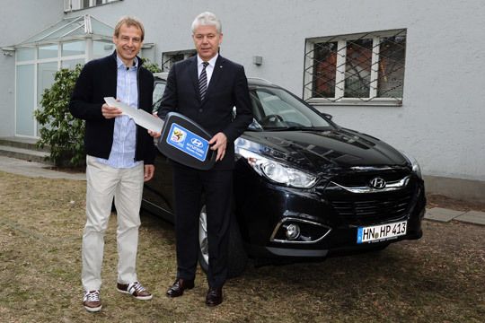 Der Ex-Nationaltrainer und der Neckarsulmer Importeur schlossen einen Vierjahresvertrag bis einschließlich Juli 2014. (Archiv: Vogel Business Media)