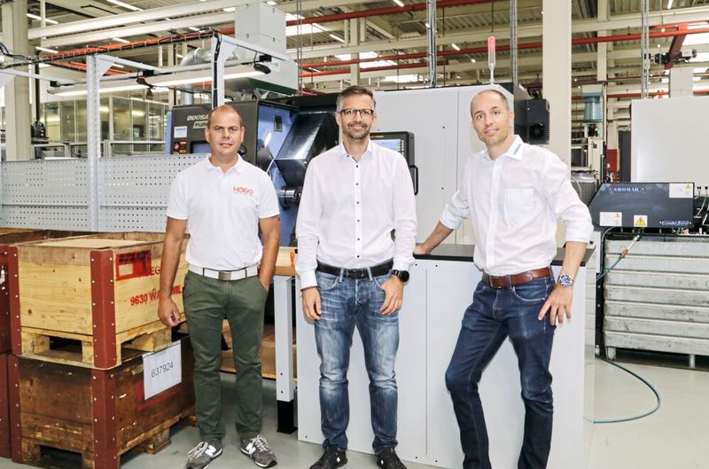 Stefan Kaufmann, Produktionsleiter bei Högg, Ivo Högg, Högg Geschäftsführer und Markus Keller, Verkaufsleiter Werkzeugmaschinen bei Reimmann AG Werkzeugmaschinen (vlnr.) vor der neuen Doosan Puma TT 2100 SYY. (Bild: Anne Richter, SMM)