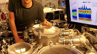 ETH-Forschenden ist es gelungen, die Pulsdauer eines Röntgenlasers im Labor auf nur 43 Attosekunden zu verkürzen. Mit dieser Zeitauflösung  ist es nun erstmals möglich, die Bewegung von Elektronen während chemischer Reaktionen in Zeitlupe zu beobachten. (ETH Zürich)