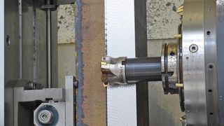 Ingersoll-GoldQuadF-
Hochvorschubfräser bearbeitet die Aussenkontur einer Zugmesslasche auf einem Horizontal-Bearbeitungszentrum. (Ingersoll Werkzeuge GmbH)