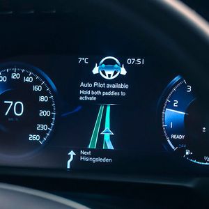 Volvos „Intellisafe Auto Pilot“ basiert auf GPS-Karten. Befindet sich das Auto auf einer geeigneten Strecke, erfährt das Fahrer das im Kombiinstrument.