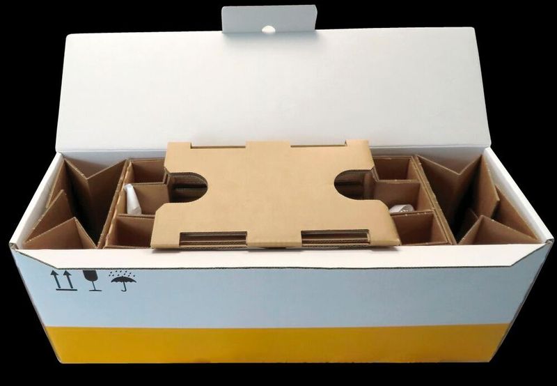 Kategorie Nachhaltigkeit: Die Verpackungslösung mit Federwirkung von Smurfit Kappa ist für  Inhalte wie Pumpen und Filterkerzen konzipiert. Dabei wurde das Fixierpolster, das aus einem PE-Schaum bestand, durch einen intelligenten Wellpappzuschnitt substituiert, der einen Schock wie ein Stoßdämpfer absorbiert und durch Federwirkung immer wieder reversibel ist. Ein platzsparendes Packmaß beim Transport ist ein weiterer Vorteil dieser Einstofflösung aus 100 %  Rezyklat. (DVI/Smurfit Kappa)