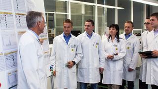 Stehung statt Sitzung: Bei Turck Duotec besprechen die Mitarbeiter morgens um 6:45 Uhr zur den Vortag und die aktuellen Aufgaben. (Turck)