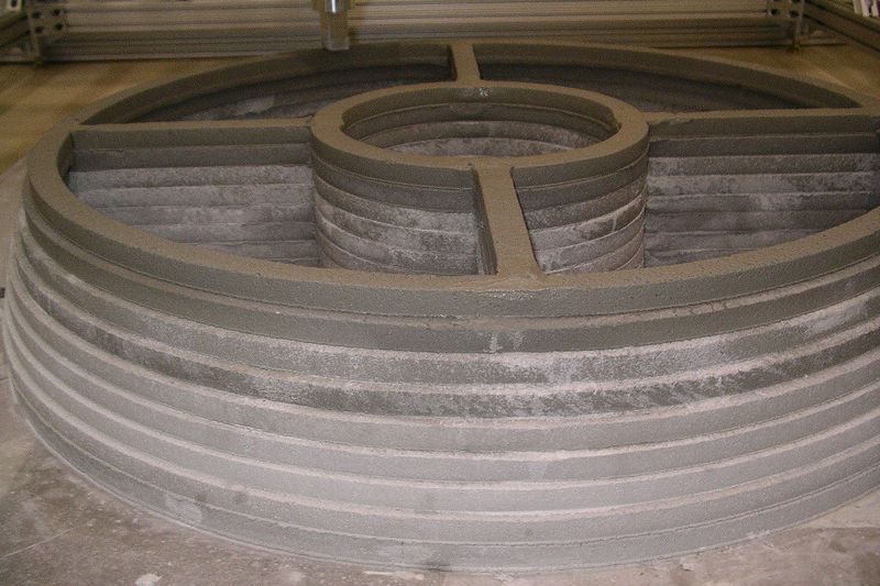 Die Anlage ist frei programmierbar und kann auch komplexere Formen als Wände erzeugen. (Foto: contourcrafting.org)