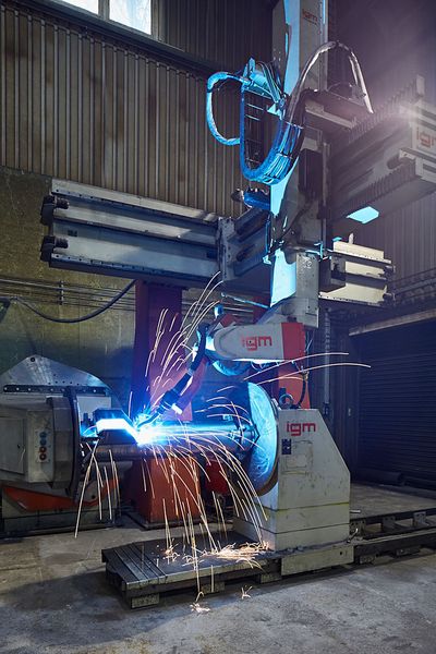 Bei mehrlagigem Schweißen garantiert der Einsatz von Schweißrobotern sowohl am Standort Korntal-Münchingen als auch in Nördlingen es, absolut gleichmäßige und fehlerfreie Schweißnähte zu bilden. (Bild: Jebens)