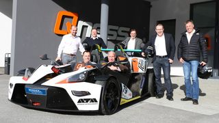 Qness wird Teil der Verder-Gruppe. Vorne: Dr. Jürgen Pankratz, CEO Verder Scientific (li.), Andries Verder, Eigentümer Verder Gruppe (re.). Hinten von links nach rechts: Die Gesellschafter der Qness GmbH, G. Felbinger, M. Steiner, H. Hiegelsberger, R. Gruber, R. Höll  (Verder Scientific)