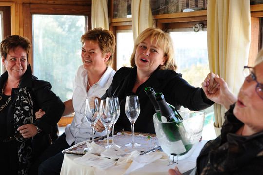 „Im Prater blüh’n wieder die Bäume“ – das berühmte Lied war schnell der Hit des Tages: Angela Gustorf, Elke Günter, Sylvia Noe-Stang und Ingrid Meyer. (Archiv: Vogel Business Media)