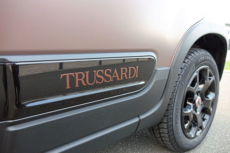 ... findet sich sowohl der Trussardi Schriftzug ... (Sven Prawitz/»Automobil Industrie«)