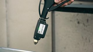 Direkt nach der üblichen Reinigung mit einem Tuch entfernt der Anwender die elektrostatische Aufladung mit der Ionstar. (Holz)