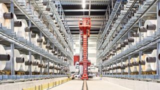 Falls Regalbediengeräte alleine nicht die gewünschte Leistung erbringen, werden in der Regel sowohl die Horizontal- als auch Vertikalachse des Lagersystems durch Quertransportwagen und Senkrechtförderer abgebildet. (Westfalia Logistics Solutions)