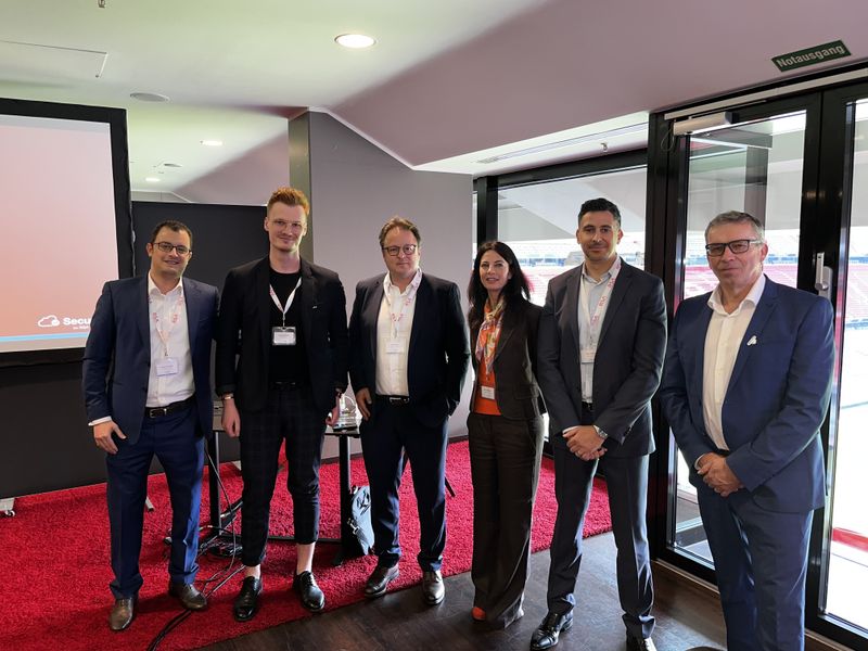 Ein großes Dankeschön geht an Dominik Schweda (2. v. l, Arrow), der das RSA Team (v. l.) Alaa Abdulnabi, Anton Porok, Petra Mechteridis, Ahmed El Sabbagh und Eckhard Schaumann auf allen 9x Locations tatkräftig unterstützt hat. (IT-BUSINESS)