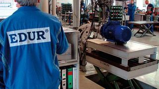 Die Edur-Mitarbeiter haben im Rahmen des KVP-Prozesses das Prüffeld für Kreisel- und Vakuumpumpen eigenständig untersucht und überarbeitet. Bild: Edur (Archiv: Vogel Business Media)