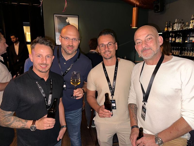 Das api Team feiert schon etwas vor, und zwar das 30. api Firmenjubiläum (v. l.) Dean Witt, Ingmar Niessen, René Herbst und Dieter Stöckl. (Bild: Vogel IT-Medien GmbH)