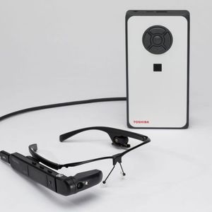 Flacher Zigarrenkasten: Datenbrille und PC sind über ein robustes Kabel verbunden.