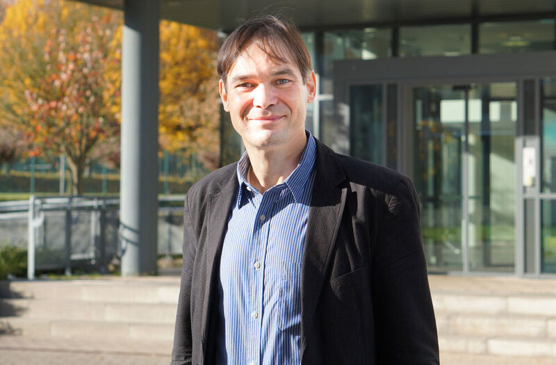 Der Chemieprofessor Dr. Harald Gröger von der Universität Bielefeld beschäftigt sich mit der Herstellung von Weichmachern aus nachwachsenden Rohstoffen. (Universität Bielefeld)