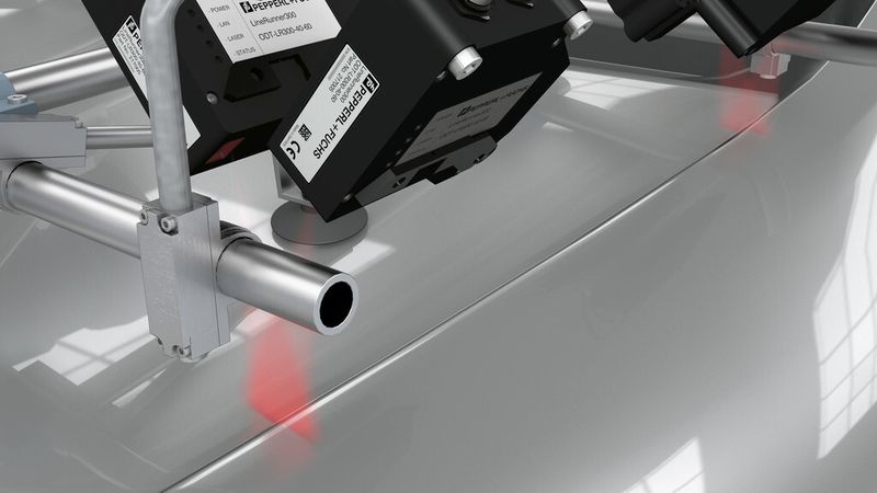 Applikationsbeispiel aus der Automobilindustrie für den Laserlichtschnitt-Sensor LineRunner: Spaltkontrolle zur optimalen Einpassung einer Kofferraumklappe bei der Montage. (Bild: Pepperl+Fuchs)