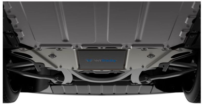 Das kontaktlose Laden ist einfach: Der Fahrer stellt sein Auto einfach über der Ladeplatte ab. (WiTricity)