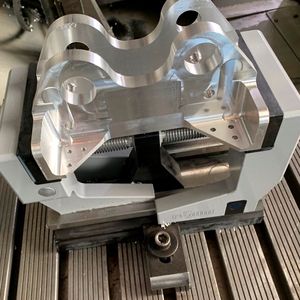 Sechs solcher Beschlagteile für Luftfahrtanwendungen sind völlig identisch auf einem der fünf Haas-CNC-Bearbeitungszentren bei Michel Zerspanungstechnik gefräst worden.(Bild:  Verisurf)