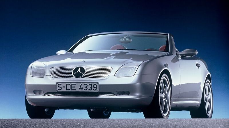 Offen für neuen Fahrspaß: Als kühnes Concept Car der bis dahin konservativen Marke Mercedes begeisterte der SLK das Publikum beim Turiner Salon 1994. Insgesamt wurden 311.222 Stück des R 170 gebaut, womit er vor dem Mazda MX-5 der meistverkaufte Roadster Deutschlands ist. (Bild: Mercedes-Benz Classic Archive)