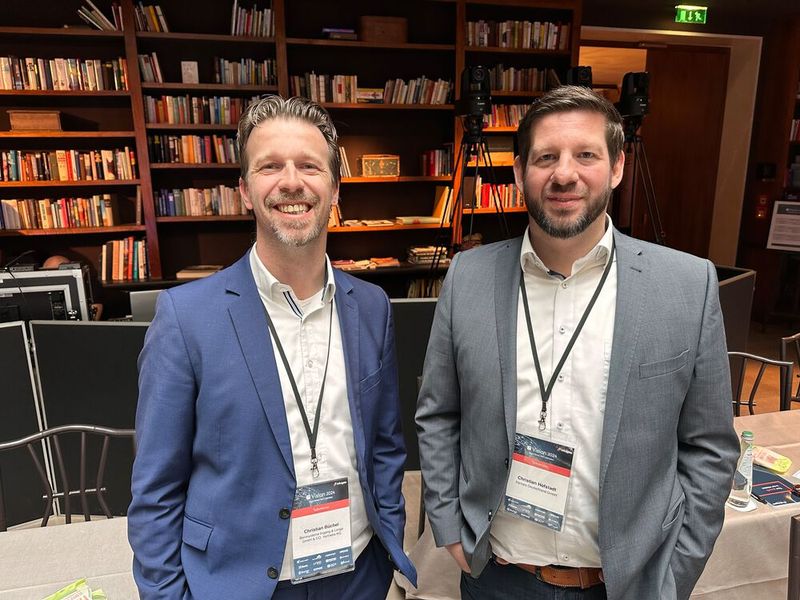 (l.) Christian Büchel (Bürosysteme) und Christian Hofstadt (Xantaro) diskutieren lieber unter sich. Achtung, die Kameras haben Euch im Visier. (Bild: Vogel IT-Medien)