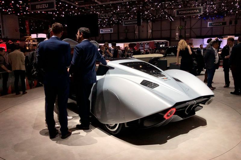 Der Retro-Sportler mit extrem ausgestellten Kotflügeln und verdeckten Rädern hinten wird elektrisch befeuert. (SP-X/Michael Gebhardt)