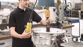 Profis am Werk: Die ZF-Servicestellen reparieren Lkw-Getriebe schnell und in hoher Qualität. (Bild: Nico Kleemann)