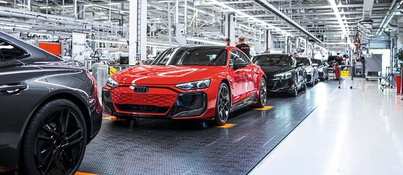 Um die Fertigung schneller, robuster und flexibler zu machen, muss die Produktion IT-orientierter gestaltet werden. Dafür braucht es auch virtuelle Steuerungen.(Bild:  Audi AG)
