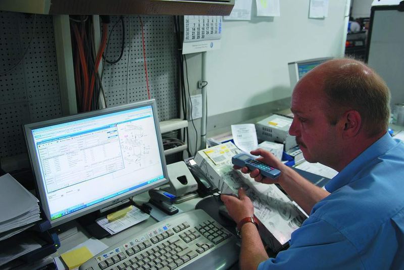 Das Erfassen von Artikeln per Barcodescanner sorgt für einen besseren Überblick. (Archiv: Vogel Business Media)