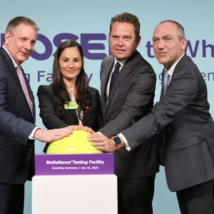 v.l.n.r.: Kai Beckmann (Group-CEO Merck), Khadija Ben Hammada (Chief People Officer Merck), Jean-Charles Wirth (CEO Merck Life Science) und Paolo Carli (Head of Advanced Solutions Merck Life Science) eröffnen das Prüfzentrum mit einem Buzzer und Konfetti-Regen. (Bild: Eva Speith)