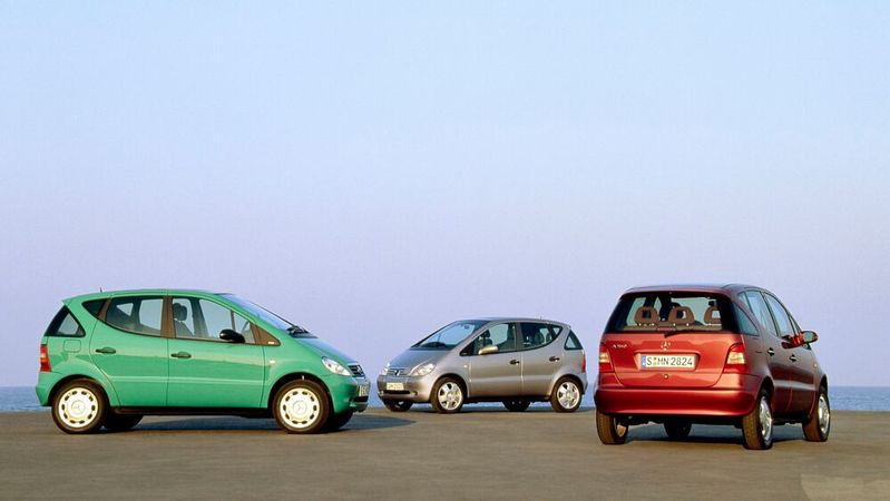 Die Mercedes-Benz A-Klasse aus dem Jahr 1997 hat mir der heutigen Generation optisch nichts am Hut.(Bild:  Mercedes-Benz AG)