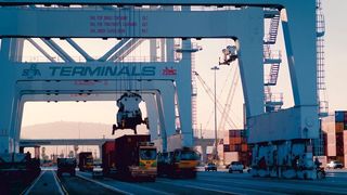 Im Hafen von Long Beach werden 33 dieselbetriebene Terminal-Traktoren mit vollelektrischen Antriebssystemen umgerüstet. (Stäubli)