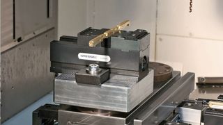 Bild 1: Der Kleinteile-Einfachspanner ist hier auf einer Spezialvorrichtung montiert.  (Bild: Gressel)