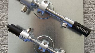 Aufgrund seines kompakten Designs, der elastischen Pneumatikschläuche und des Magnethalters gilt der Colder von Kager Industrieprodukte als überaus flexibel anwendbar. Er sei außerdem überall dort leichter als andere Syteme zu positionieren, wo ein kühlender und reinigender Luftstrom gefragt ist. (Kager)