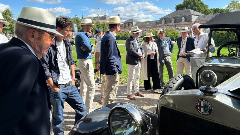 Die Jury des Concours d'Elegance innerhalb der Classic-Gala Schwetzingen während der Besichtigung eines Alfa Romeo 20/30 HP. (Bild: Peter Diehl)