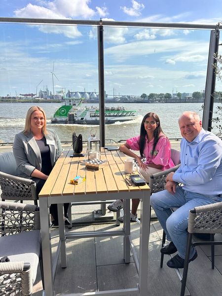 Der Süden trifft auf den Norden: (v. l.) Dorotea Prager, Amarpreet Soomal und Kurt Müller (Cancom) tauschen sich aus. (Bild: Vogel IT-Medien)