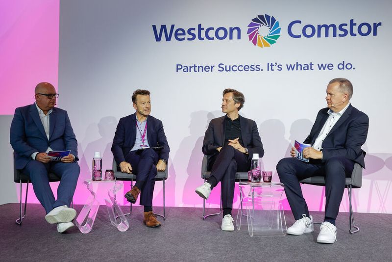 Eine Paneldiskussion mit Klaus Bürg (Palo Alto Networks)(2. v. l.) und Uwe Peter (Cisco Systems) stand auch auf dem Programm.  (Bild: Westcon Comstor)