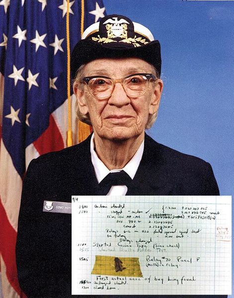 1947 – der erste gefundene Bug: Testprotokoll des Mark II Aiken Relay Calculators am 9. September 1947: 15.25 Started Multi Adder Test. 15.45 First actual case of bug being found. Eine Motte hatte sich zwischen den Kontakten des Relais Nr. 70 auf Platine F verfangen und eine Funktionsstörung des Großrechners verursacht. Operator Grace Hopper debugged das Relais und klebt die Motte ins Protokoll. Grace Hopper (geb. Murray, 1906–1992) graduierte 1930 in Mathematik und Physik am Vassar College, lehrte dann dort Mathematik und promo  vierte gleichzeitig in Mathematik in Yale (1934). Nach dem Angriff auf Pearl Harbour, wollte sie ihrem Land dienen und trat 1943 in die U.S. Marine ein. Dort übernimmt Grace Hopper die Programmierung des Großrechners Mark I. Nach dessen Fertigstellung leitet sie das Projekt Mark II, wird Lieutenant, Commander, Captain und schließlich Konteradmiral. Amazing Grace, wie sie inzwischen genannt wurde, trat im Alter von 80 Jahren in den Ruhestand – mit 40 Ehrendoktor-Titeln und 50 weiteren Auszeichnungen. (Bild: Quelle: Naval History & Heritage Command/James S. Davi)