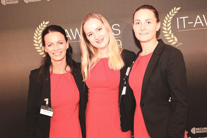 Alexandra Breuer mit den beiden Award-Feen Katharina Rimkus und Bettina Spindler (alle Vogel IT-Medien). (Bild: artful rooms / VIT)