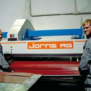 Andreas Groß und Fabian Kröninger (v.l.) sind in der Produktion von Feilmeier tätig und  wissen die Biegequalität und Rationalität der Doppelbiegemaschine Twinmatic zu schätzen.