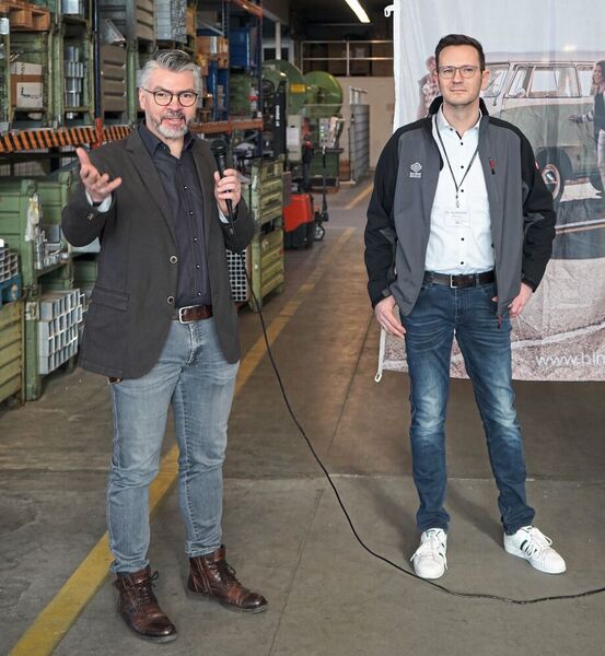 Altec-Betriebsleiter Siegfried Berenz (links) und BLM-Deutschland-Geschäftsführer Andreas Köster begrüßen die Besucher des Roadshow-Termins am 9. und 10. Februar 2023 bei dem Aluminiumspezialisten. (Bild: BLM)