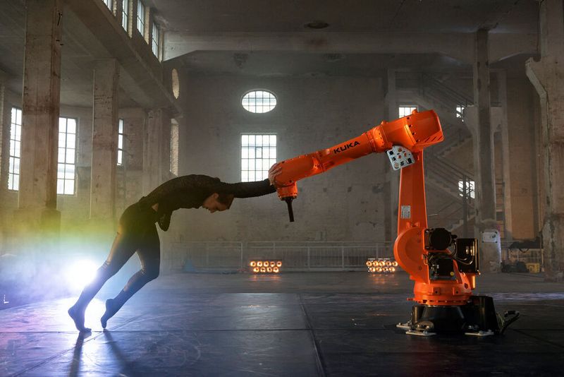 Ein Kuka-Roboter tanzt Ballett auf der Bühne: Ab dem 10. September ist die Aufführung von zu Hause aus mit VR-Brille zu sehen. (Jan-Pieter Fuhr)